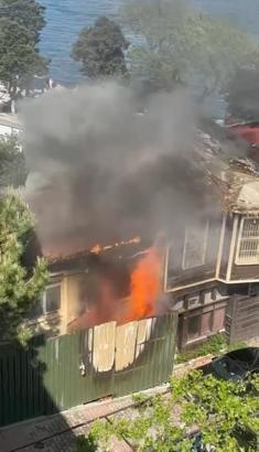 İstanbul-Sarıyer'de ahşap binada çıkan yangın söndürüldü