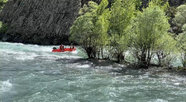 Munzur Nehri'nde akıntıyla sürüklenirken son anda suyun ortasındaki adacığa sığındı