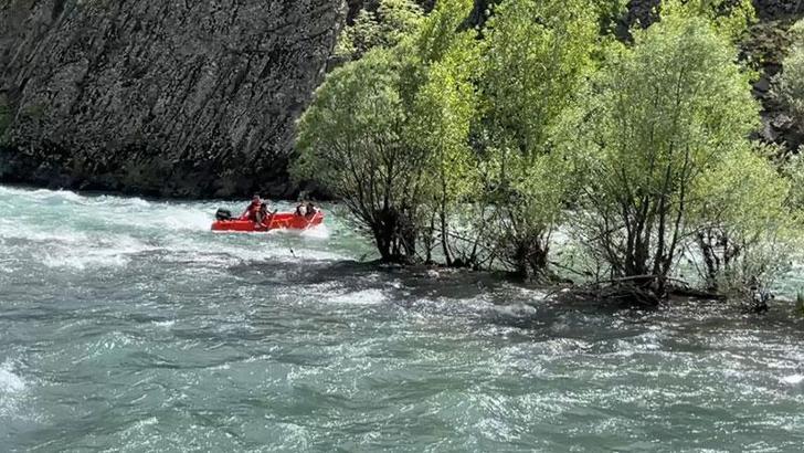 Munzur Nehri'nde akıntıyla sürüklenirken son anda suyun ortasındaki adacığa sığındı