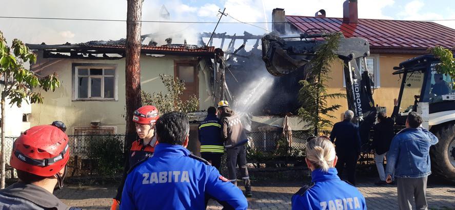 Bolu’da 2 ev, 1 depo yandı