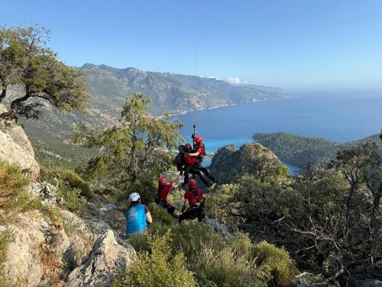Paraşütle kayalıklara düşen turist, askeri helikopterle kurtarıldı / Ek fotoğraflar