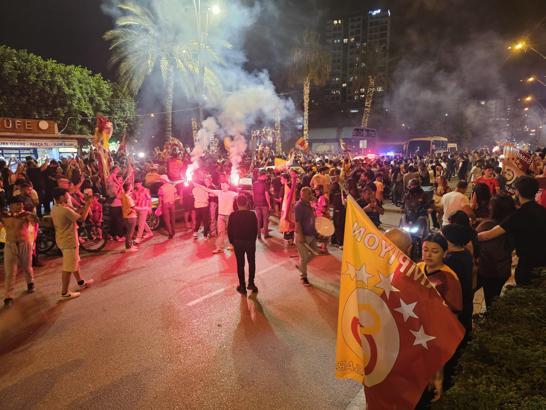 Adana'da Galatasaraylıların şampiyonluk kutlamasına Fenerbahçe taraftarı da katıldı