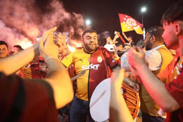 Gaziantep’te Galatasaraylı taraftarların davullu-zurnalı şampiyonluk coşkusu