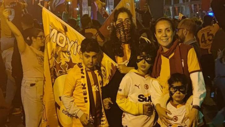 Galatasaraylı taraftarlar Osimhen maskeleri ile şampiyonluğu kutladı
