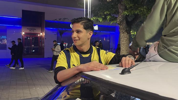 Şampiyonluk kutlamalarına katılan Fenerbahçe taraftarını, sarılarak teselli etti