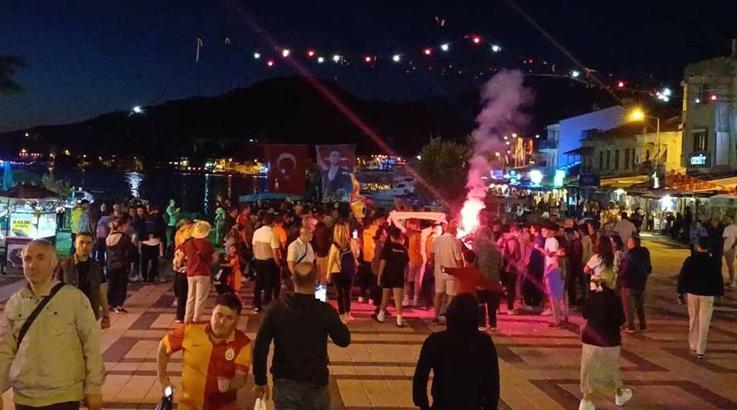 Foça'da Galatasaraylılar şampiyonluğu kutladı
