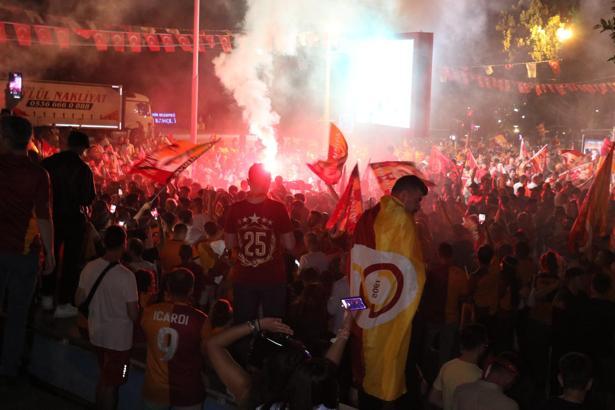 Antalya'da Galatasaray'ın şampiyonluğu coşkuyla kutlandı