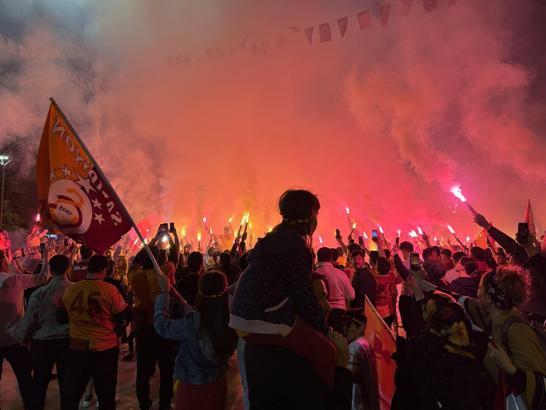 Uşak’ta Galatasaray taraftarları şampiyonluğu kutladı
