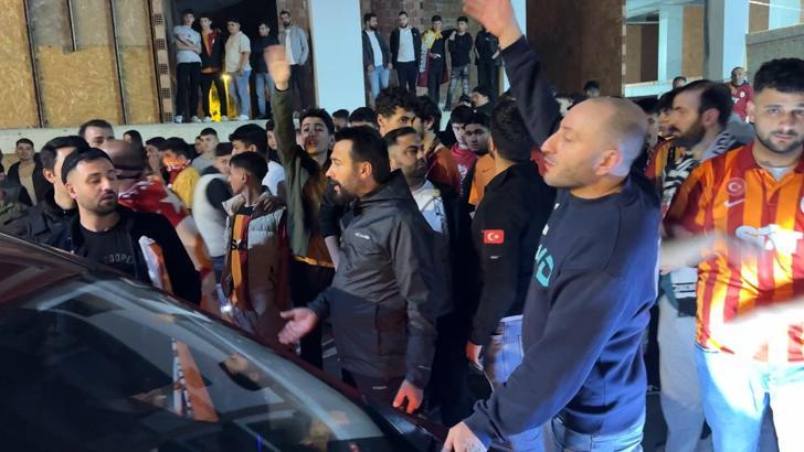 İstanbul - Avcılar'da taraftarlar kavga etti; polis yolu açık tutmak için büyük çaba harcadı