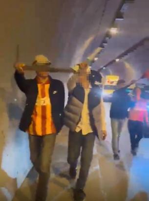 İzmir’de döner bıçaklı 2 maganda taraftar döner bıçağıyla kutlamalara katıldı