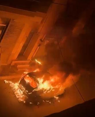 Park halindeki otomobil çıkan yangında alev topuna döndü