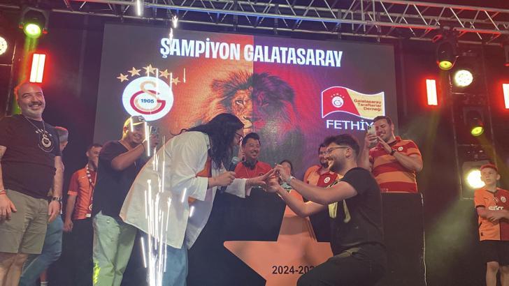 Şampiyonluk kutlamasında sürpriz evlilik teklifi