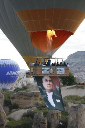 Kapadokya'da balonlar, 19 Mayıs'ta Türk bayrakları ve Atatürk posterleriyle havalandı