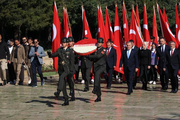 Bakan Bak, gençler ve sporcularla birlikte Anıtkabir'i ziyaret etti