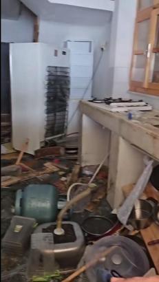 Aç kalan ayılar, belediye başkanının yayla evine girdi