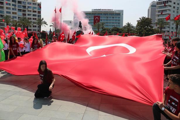 İzmir'de 19 Mayıs coşkuyla kutlandı
