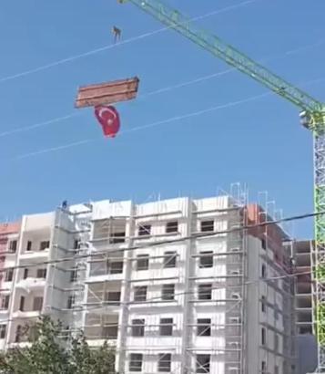 TOKİ İşçileri 19 Mayıs’ı korna ve Türk Bayraklarıyla kutladı