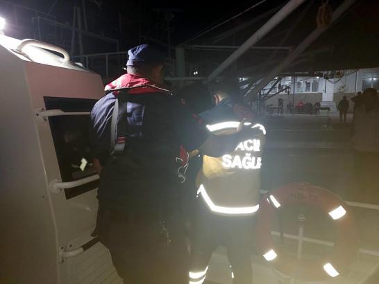 Kalp krizi geçiren gemi personelini Sahil Güvenlik ekipleri kurtardı