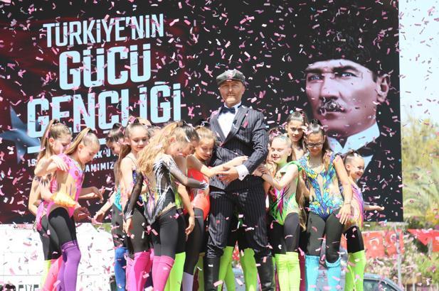 19 Mayıs coşkusu; törenlerde temsili Atatürk