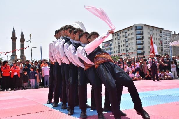 Sivas'ta 19 Mayıs halaylarla kutlandı