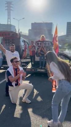 Şampiyonluk kutlamalarında evlilik teklifi