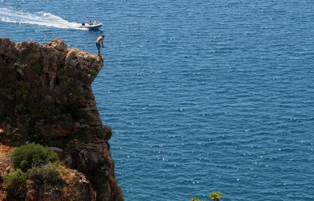 30 metrelik falezlerden denize tehlikeli atlayış