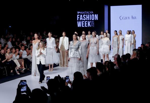 Uluslararası modacılar Antalya podyumunda