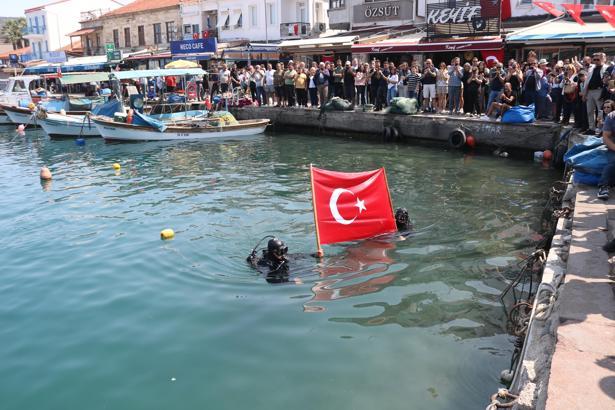 Foça'da dalgıçların deniz altından getirdiği Türk bayrağıyla 19 Mayıs kutlaması