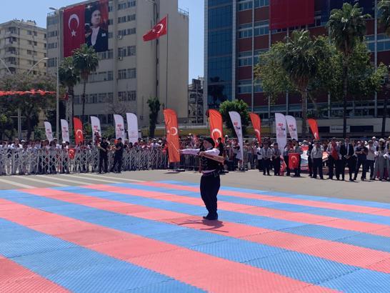 Adana’da 19 Mayıs coşkusu; Down sendromlu gençten kemençe resitali