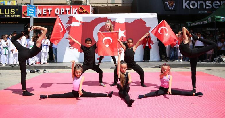 Öğrencilerden renkli 19 Mayıs kutlaması