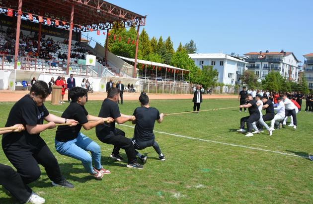 Korkuteli'de 19 Mayıs bayrak gösterisi ve yarışmalarla kutlandı