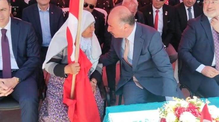 Vali Çalgan, kutlamaları 90 yaşındaki Satı Bocuk ile birlikte izledi