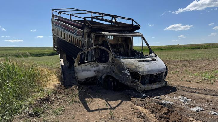 Baba ve 15 yaşındaki oğlunun yanan kamyonette cesetleri bulundu