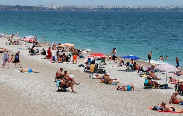 Antalya'da sıcak havayı fırsat bilenler sahile koştu