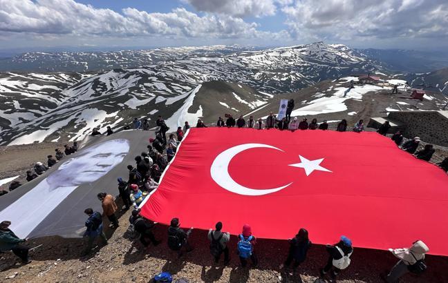 Palandöken'in zirvesinde 19 Mayıs'ı kutladılar