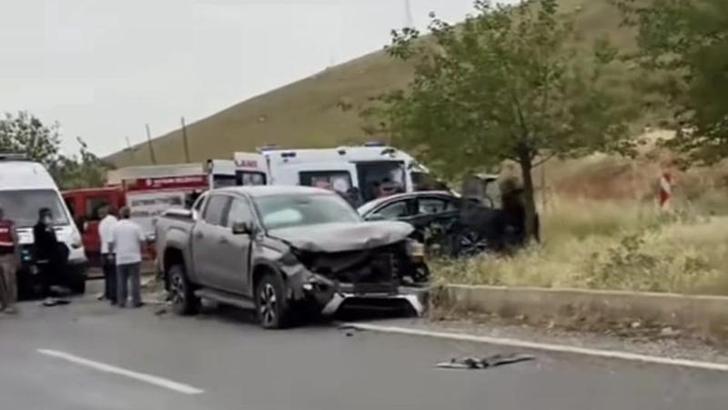 Otomobil ile kamyonetin çarpıştığı kazada ölü sayısı 2'ye çıktı