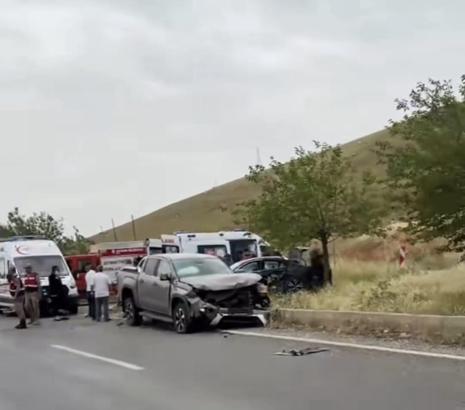 Otomobil ile kamyonetin çarpıştığı kazada ölü sayısı 2'ye çıktı