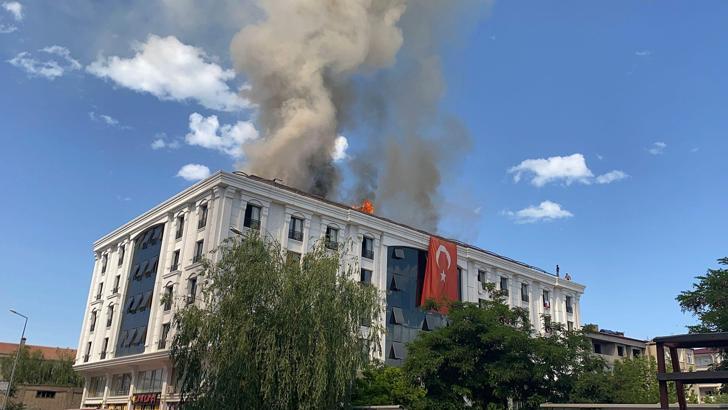 Öğrenci yurdunun çatısında çıkan yangın kontrol altına alındı