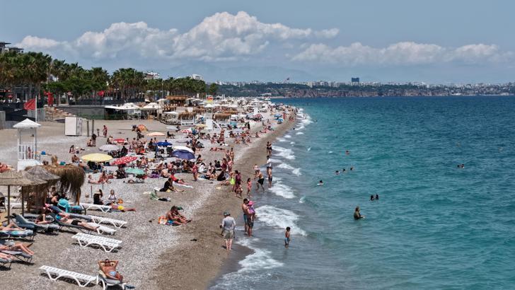 Antalya'da sıcak havayı fırsat bilenler sahile koştu / Ek fotoğraflar