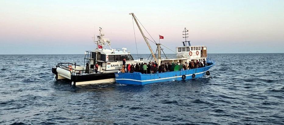 Balıkçı teknesinde 92 kaçak göçmen yakalandı