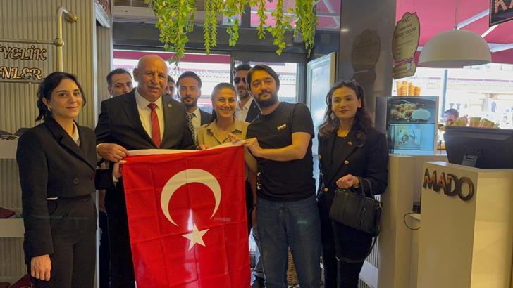 MHP, Diyarbakır'da 1919 Türk Bayrağı hediye etti