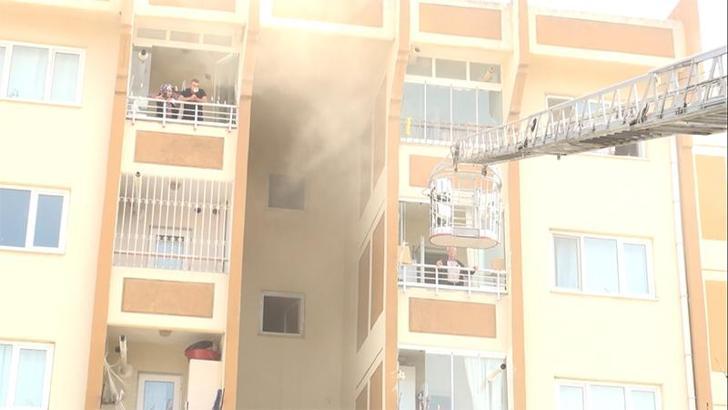 Kırıkkale’de 7 katlı apartmanda çıkan yangında mahsur kalan 10 kişi kurtarıldı