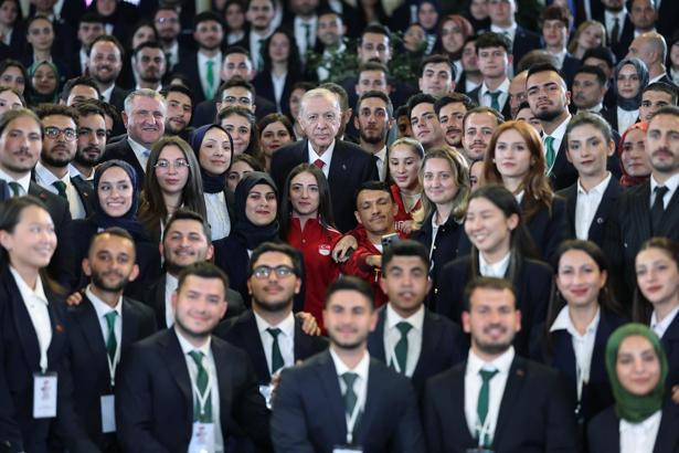 Cumhurbaşkanı Erdoğan, 19 Mayıs dolayısıyla gençlerle buluştu