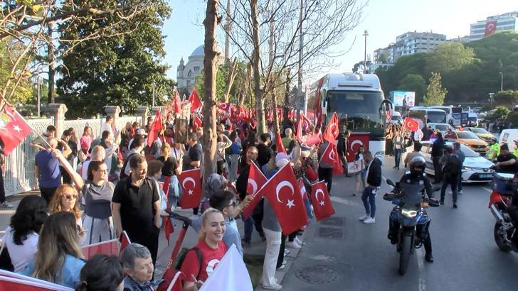 İstanbul - 'Gençlerle Mustafa Kemal Yürüyüşü'ne binlerce kişi katıldı
