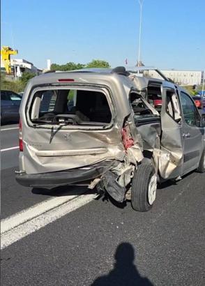 Anadolu Otoyolu Gebze geçişinde otomobille, hafif ticari araç çarpıştı; 2 yaralı