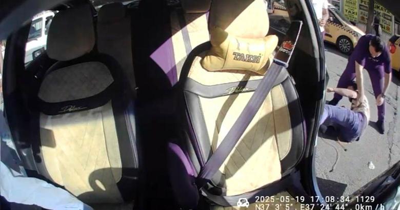 Gaziantep’te taksicinin aracına binen yolcu tarafından bıçaklanması kamerada