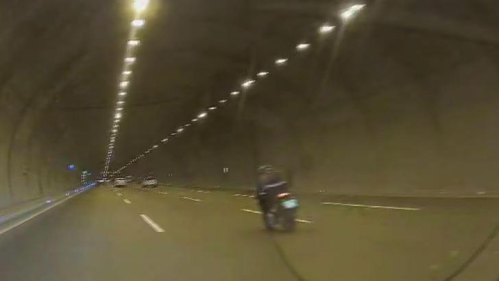 İstanbul - Cebeci Tüneli'nde motosiklet kazası araç kamerasında