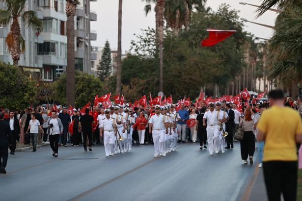 Mersin'de 100 metrelik Türk bayrağıyla 19 Mayıs yürüyüşü