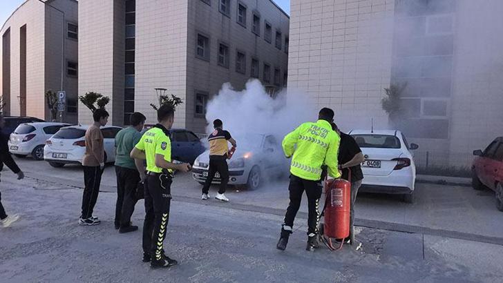 İnegöl Devlet Hastanesi otoparkında araç yangını: İlk müdahaleyi polis ve sağlık görevlileri yaptı