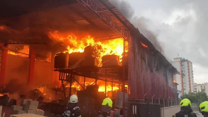 Mersin'de elektronik eşya fabrikasında yangın